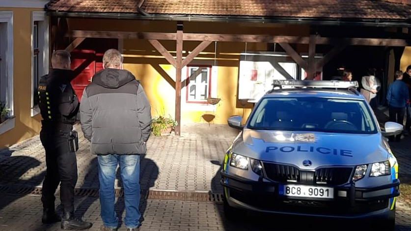 Ozbrojený středoškolák z Krumlova byl obviněn z vydírání. Spolužačce vyhrožoval měsíce